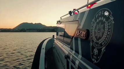 Van Gölü açıklarına sürüklenen genci polis kurtardı