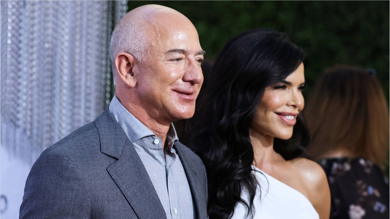 GALA VIDEO - Jeff Bezos et Lauren Sánchez unis pour la vie : après 900 heures de travail, une robe de mariée Dolce & Gabbana à couper le souffle