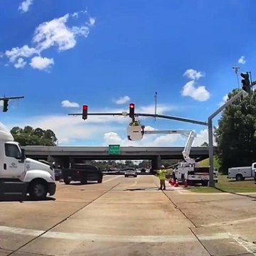 Louisiana, elettricista travolto da un camion: sospeso a testa in giù ma salvo per miracolo