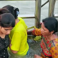 Geeli Saree Mein Chhupi Bhakti – Ganga Ki Subah 🔆 #SareeSnan, #WetSareeLook, #गंगा_स्नान, #SacredBath, #गंगा_मैया, #IndianRituals, #TraditionalBeauty, #SpiritualVibes, #BheegiSaree, #MorningRituals, #GangaGhat, #CulturalIndia, #SanskritiKeRang, #SareeVib