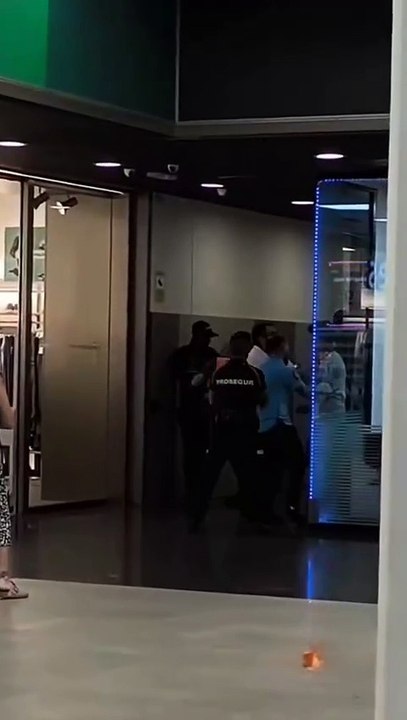 Cuatro detenidos en el Màgic de Badalona por comprar con tarjetas robadas
