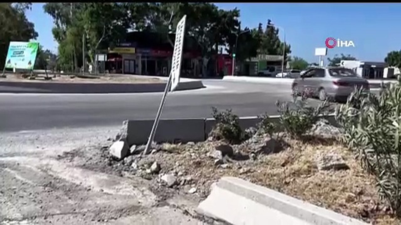 Havada metrelerce havada uçan otomobil araçlara çarparak durabildi!