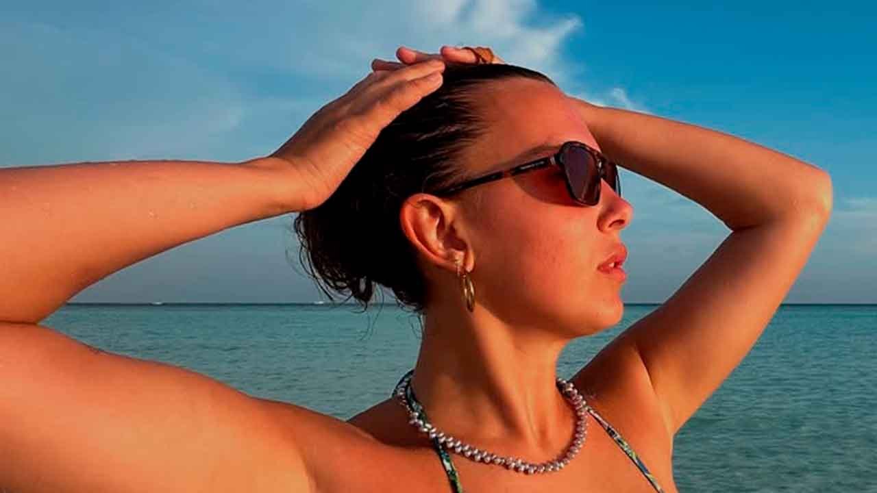 Millie Bobby Brown Posa Splendidamente in Spiaggia