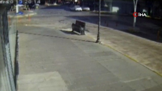 Otomobille çarpışan motosikletli metrelerce savruldu! O anlar kamerada