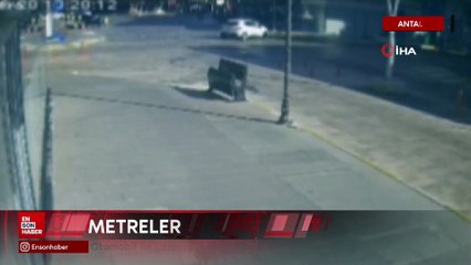 Antalya'da otomobil ile çarpışan motosikletin sürücüsü metrelerce savruldu