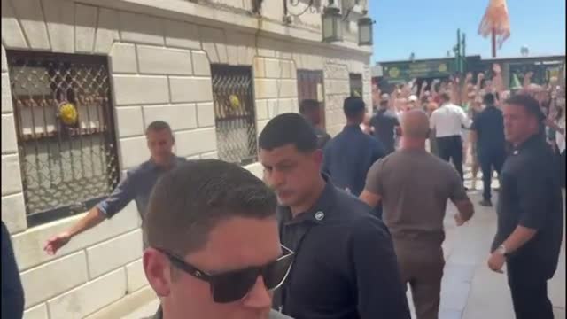 Venezia, Jeff Bezos e Lauren Sanchez all'Harry's Bar: bagno di folla per la coppia di sposi