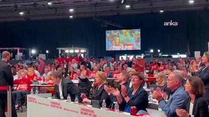 Özel'in konuşması SPD temsilcileri tarafından dakikalarca ayakta alkışlandı