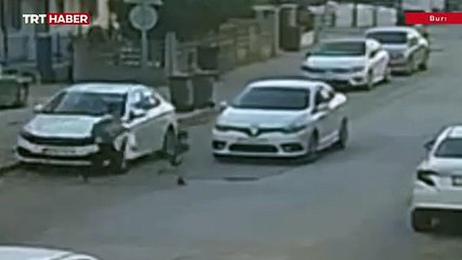 Aniden yola fırlayan çocuk ile onu kurtarmaya çalışan annesine araba çarptı