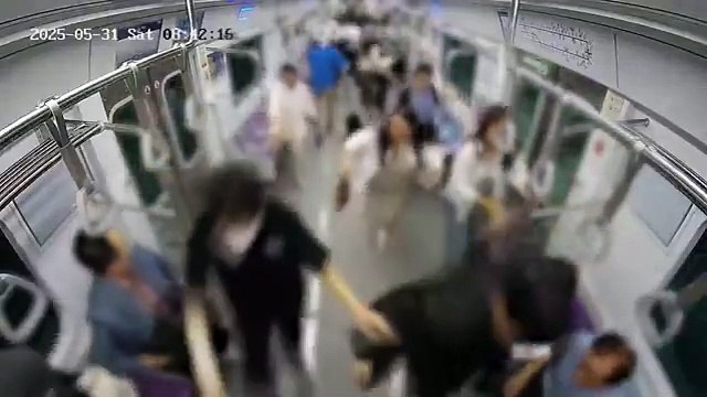 Homem ateia fogo em metrô lotado e deixa ao menos seis feridos; veja vídeo