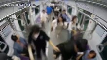 Homem ateia fogo em metrô lotado e deixa ao menos seis feridos; veja vídeo