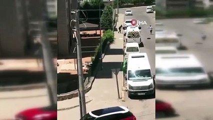 Silahlı kavga mahalleyi ayağa kaldırdı! O anlar kamerada