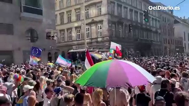 El Orgullo desafía la prohibición de Orbán y toma las calles en Budapest