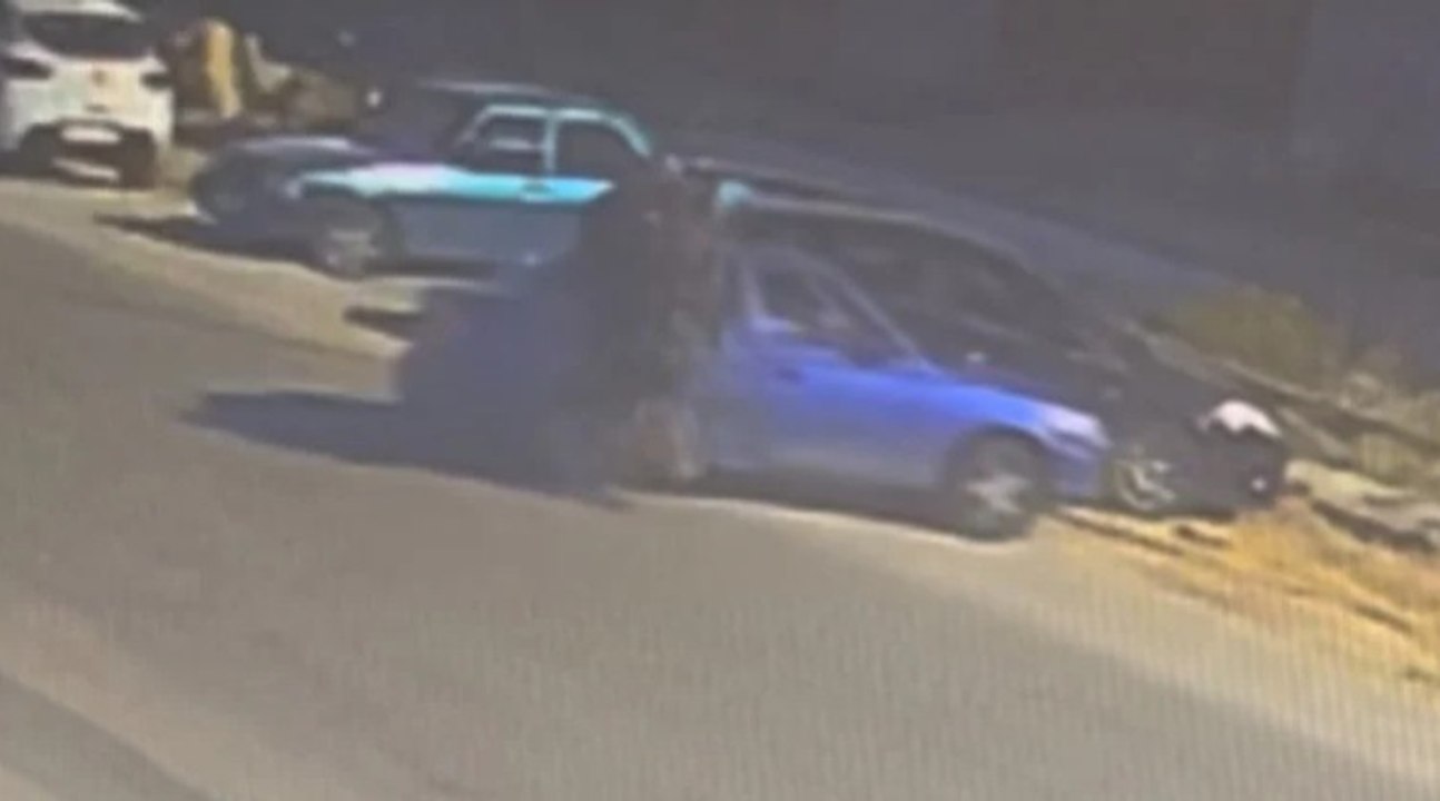 Otomobile yandan çarpan motosikletin sürücüsü yaralandı; kaza kamerada