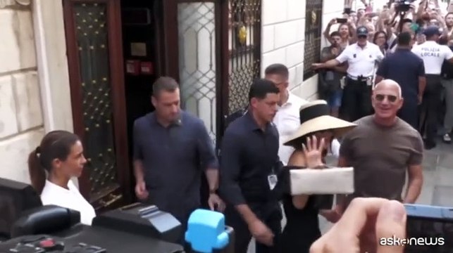 Venezia, Jeff Bezos e Lauren Sanchez al celebre Harry's bar