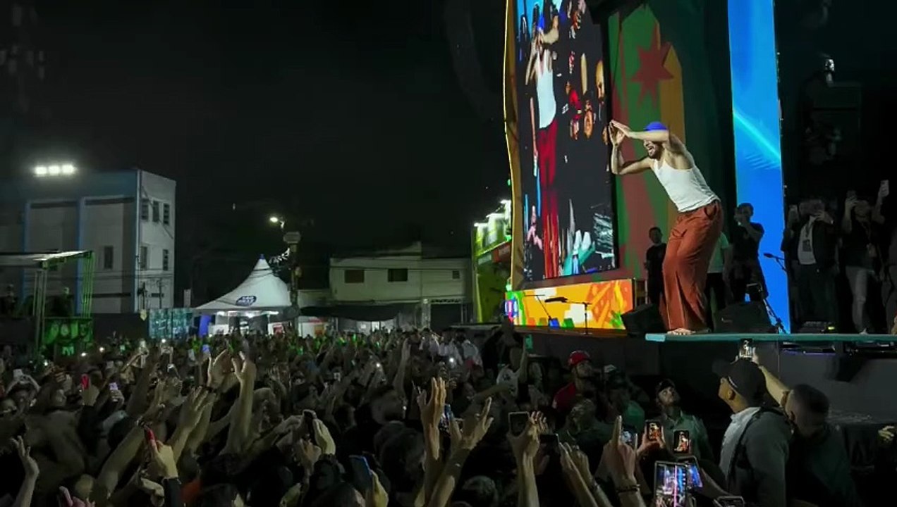 Nattan se joga no meio do povo em Campina Grande
