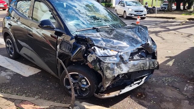 Grave acidente seguido de capotamento é registrado em cruzamento perigoso no Centro