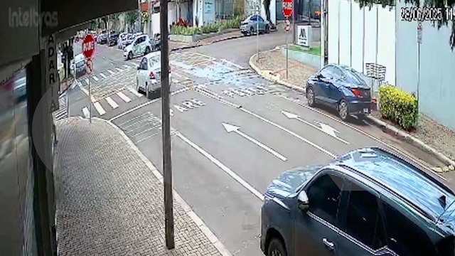 Câmera registra capotamento em cruzamento perigoso no Centro