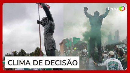 Torcida do Palmeiras faz festa ao lado de estátua de Rocky Balboa antes de duelo contra o Botafogo