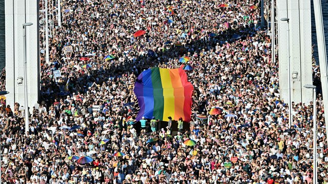 Decenas de miles de personas asiste al Orgullo LGTBI de Budapest y desafían a Orban