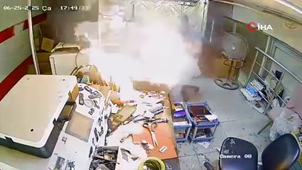 Cep telefonu bomba gibi patladı