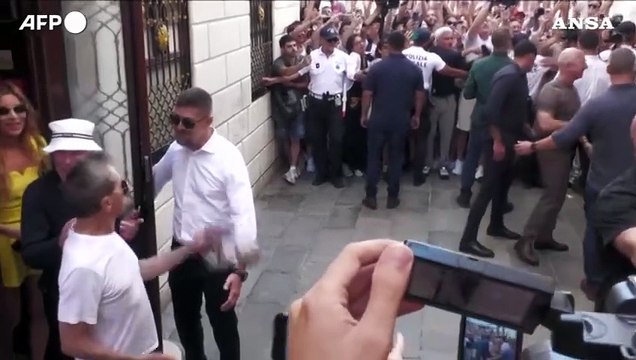 Tappa all'Harry's bar per Bezos e la moglie, poi il rientro in hotel