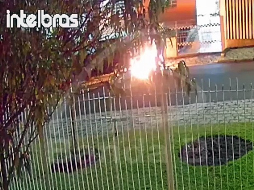 Ataque por ciúmes termina com carros incendiados e mulher presa em flagrante