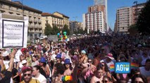 Milano Pride, si sfila per democrazia e Palestina: «Diritti per tutte le minoranze»
