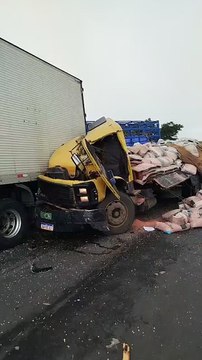 Dois caminhões colidem na BR 324; saiba detalhes