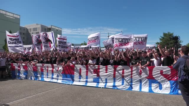 Lyon - Un millier de supporters de l'OL devant le Groupama Stadium pour manifester contre John Textor