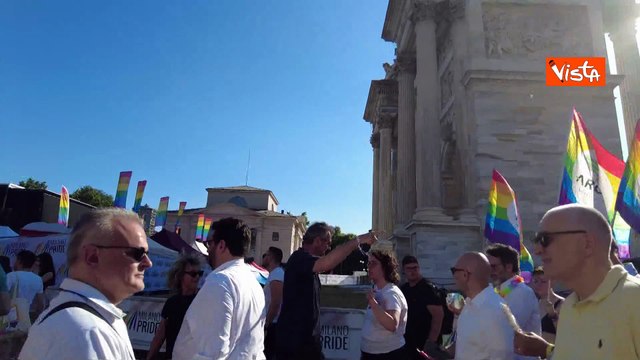 Per il caldo un cittadino offre al sindaco Sala un ghiacciolo al Milano Pride