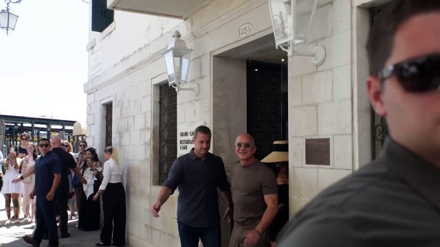 Jeff Bezos, tappa all'Harry's bar: saluta i cronisti e ignora le domande sulle proteste in città