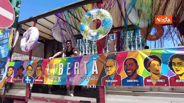 I Carri del Milano Pride fra striscioni, palloncini e bolle di sapone