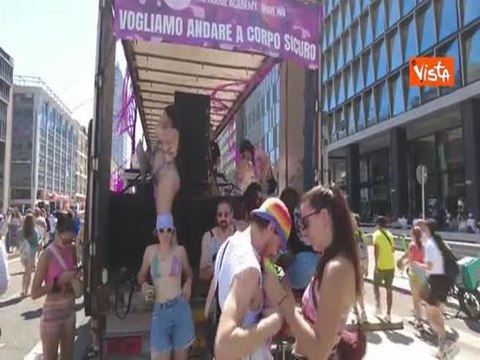 I Carri del Milano Pride fra striscioni, palloncini e bolle di sapone
