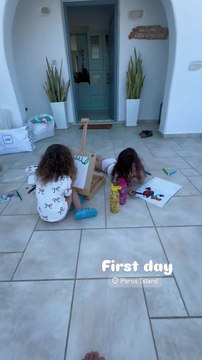 Οι κόρες του Σάκη Τανιμανίδη και της Χριστίνας Μπομπά ζωγραφίζουν στη Πάρο