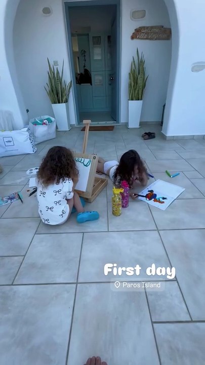 Οι κόρες του Σάκη Τανιμανίδη και της Χριστίνας Μπομπά ζωγραφίζουν στη Πάρο