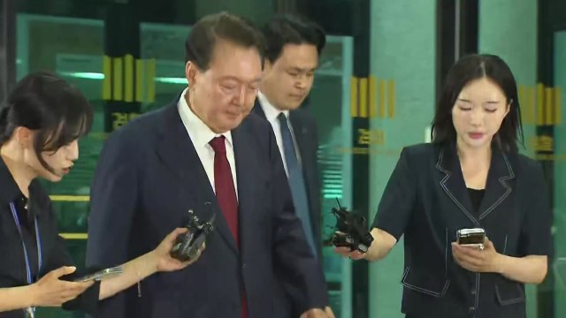 윤, 내란특검 첫 조사 뒤 15시간만 귀가...과정 곳곳 파행 / YTN