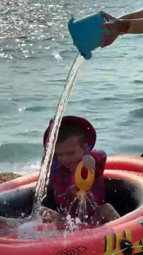 Η Ιωάννα Τούνη με τον γιο της στην παραλία