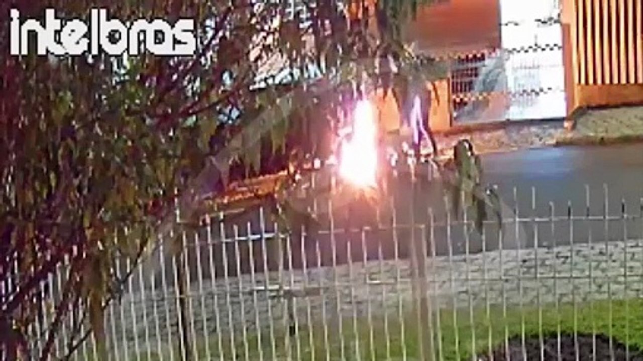 Câmera flagra mulher surtada ateando fogo no carro do namorado após discussão em balada