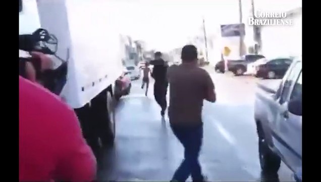 Homem tenta fugir de viatura da PM e cena viraliza nas redes sociais
