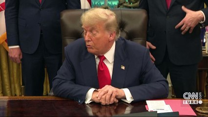 Trump'tan Fed Başkanı'na yine hakaret: ''O BİR APTAL''