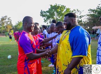 Le Capitaine Ibrahim Traoré joue au foot avec des sportifs professionnels africains à Ouagadougou