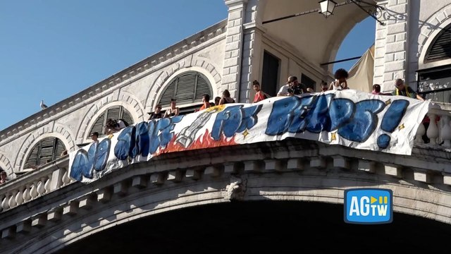 Venezia, la manifestazione anti Bezos: pacchi e striscione sul ponte di Rialto