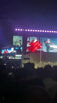 Αποθεώθηκε η Χαρούλα Αλεξίου ανεβαίνοντας ξανά στη σκηνή στη συναυλία του ΛΕΞ στο ΟΑΚΑ