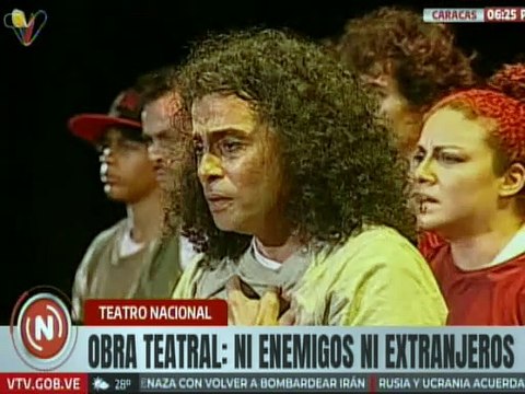 Min. Villegas extiende invitación a la obra Ni Enemigos, Ni Extranjeros en el Teatro Nacional