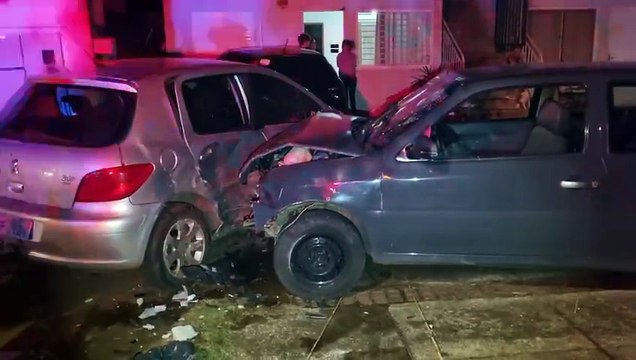 Fortíssima colisão entre carros mobiliza Corpo de Bombeiros à Região Norte de Cascavel