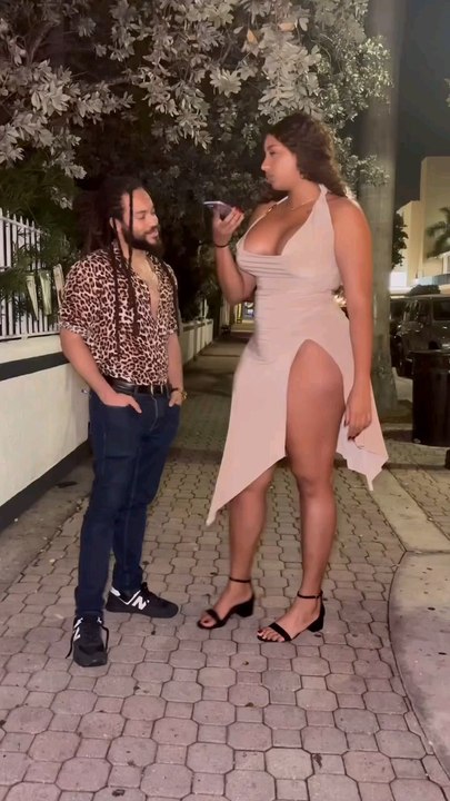 A big beautiful girls and small black toking 💕💗