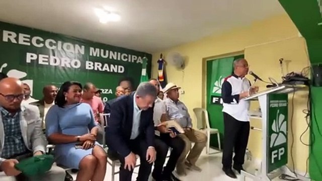 Regidor del PRM y dirigentes se juramentan en la Fuerza del Pueblo con Leonel Fernández