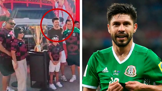 Oribe Peralta atiende a los aficionados previo al juego de la Selección Mexicana en Copa Oro