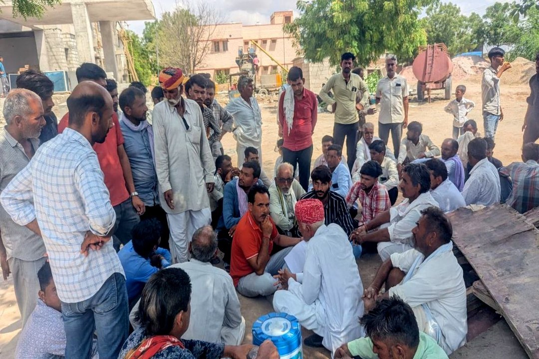 बिजली का काम करते करंट लगने से ठेकेदार के कार्मिक की मौत, परिजन धरने पर बैठे