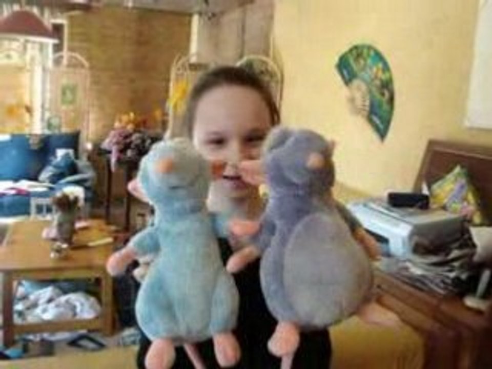 Marie fait les marionettes avec les rats